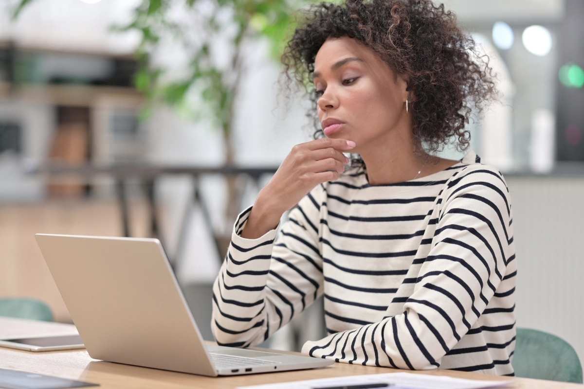 Internal Controls Weaknesses An auditor sits at her desk and thinks quietly as she reads the 5 steps to remediate internal controls weaknesses.